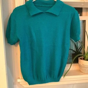 A cute crocheted top with a collar size small.💞💞💞